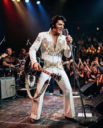 Doble de Elvis en escenario